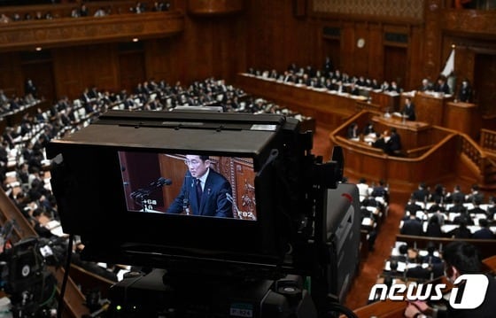 일본 국회에서 기시다 후미오 총리가 연설하는 모습이 중계 카메라에 잡혔다. 2024.01.30/ © AFP=뉴스1 © News1 권진영 기자