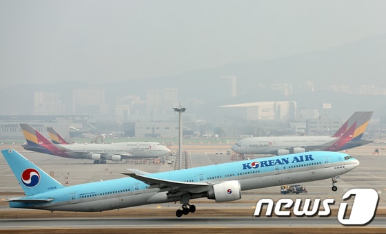 13일 인천국제공항 활주로에서 대한항공 항공기가 이륙하고 있다. 2024.2.13/뉴스1 © News1 박정호 기자