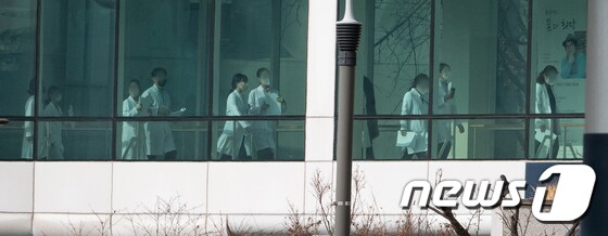 13일 서울의 한 대형 종합병원에서 의료진이 발걸음을 옮기고 있다. 2024.2.13/뉴스1 © News1 유승관 기자