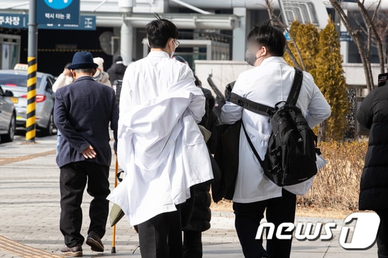기사 내용과 무관한 사진. 서울의 한 대형 종합병원에서 의료진이 발걸음을 옮기고 있다. 2024.2.13/뉴스1 © News1 유승관 기자