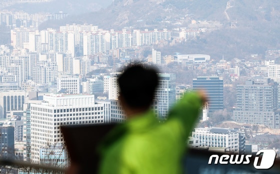 사진은 서울 용산구 남산타워에서 바라본 아파트 단지. 2024.2.13/뉴스1 © News1 김민지 기자