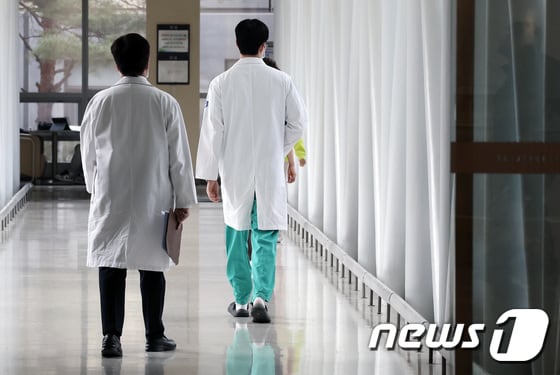 14일 서울의 한 대형 종합병원에서 의료진이 발걸음을 옮기고 있다. 2024.2.14/뉴스1 © News1 이동해 기자