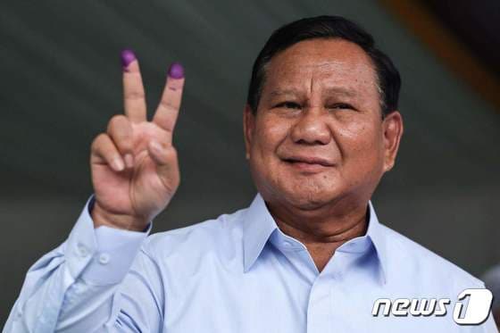 인도네시아 대통령 후보인 프라보워 수비안토가 14일(현지시간) 보고르에서 투표를 한 뒤 손가락으로 ‘v’자를 그려 보이고 있다. 2024.2.15 © AFP=뉴스1 © News1 우동명 기자