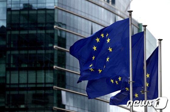 벨기에 브뤼셀에 위치한 유럽연합(EU) 본부 앞에 깃발이 펄럭이고 있다. 2023.09.20 © 로이터=뉴스1 © News1 정지윤 기자