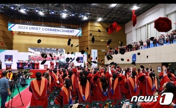 UNIST(총장 이용훈)가 15일 오후 2시 실내체육관에서 2024년 학위수여식을 개최했다.