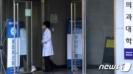 전북 익산시 원광대학교병원 의과대학에서 의료진이 이동하고 있다. 2024.2.16/뉴스1 © News1 유경석 기자