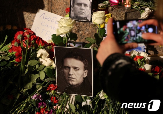 16일(현지시간) 러시아 상트페테르부르크에서 시민들이 야권 정치인 알렉세이 나발니의 사망 소식에 그를 추모하며 꽃과 촛불, 사진 등을 놓고 있다. 2024.02.16/ © 로이터=뉴스1 © News1 박재하 기자