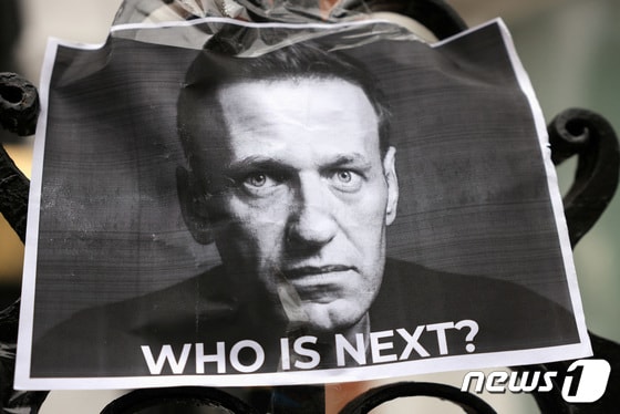 17일 (현지시간) 수감 중 사망한 러시아 야권 인사 알렉세이 나발니의 사진이 런던 러시아 대사관 밖에 붙여져 있다. 2024. 2. 18 © 로이터=뉴스1 © News1 우동명 기자