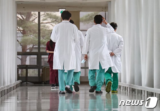18일 서울 시내의 한 대학병원에서 의료진이 발걸음을 옮기고 있다. 2024.2.18/뉴스1 © News1 김도우 기자