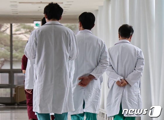 서울 시내의 한 대학병원에서 의료진이 발걸음을 옮기고 있다. 2024.2.18/뉴스1 © News1 김도우 기자