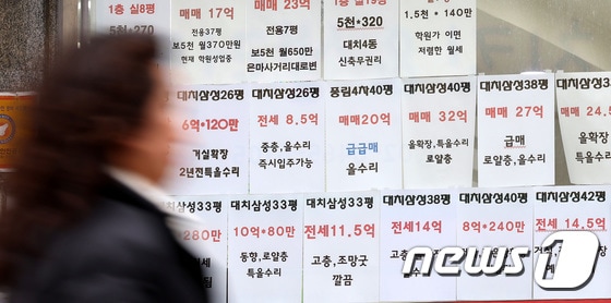 19일 서울 강남구 부동산 중개사무소에 전세·월세 시세가 붙어있다. 2024.2.19/뉴스1 © News1 박지혜 기자<br><br>