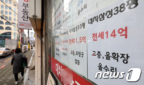 서울 강남구 부동산 중개사무소에 전세·월세 시세가 붙어있다. 2024.2.19/뉴스1 © News1 박지혜 기자