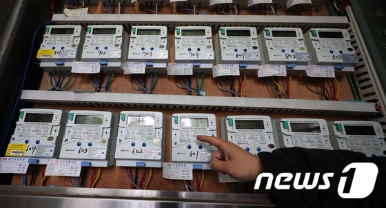 서울 시내 한 오피스텔에서 관리인이 전기계량기를 살펴보고 있다. 2024.2.19/뉴스1 © News1 김성진 기자