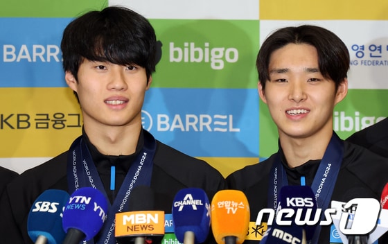 한국 수영대표팀의 쌍두마차 황선우(왼쪽)와 김우민. 2024.2.19/뉴스1 © News1 김명섭 기자