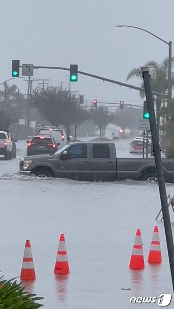 미국 캘리포니아주 실 비치에 내린 폭우로 1일(현지시간) 도로가 잠겨있다. 2024.02.01 © 로이터=뉴스1 © News1 정지윤 기자