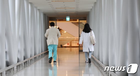 지난 2월 20일 서울의 한 대형병원에서 의료진들이 걸어가고 있다.  2024.2.20/뉴스1 © News1 김민지 기자