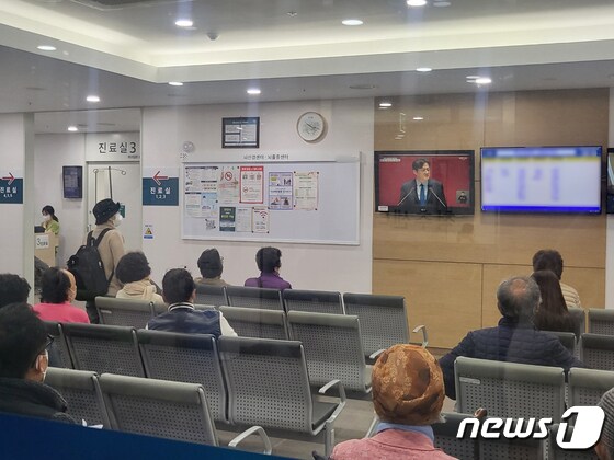 20일 오전 대구 한 대학병원에서 외래진료를 보기 위해 대기하는 환자들.2024.2.20/뉴스1 © News1 이성덕 기자