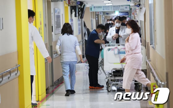  20일 광주 동구 조선대병원에서 의료진들이 환자를 돌보고 있다. 2024.2.20/뉴스1 © News1 김태성 기자