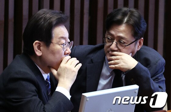 더불어민주당 이재명 대표와 홍익표 원내대표. 뉴스1 © News1 구윤성 기자