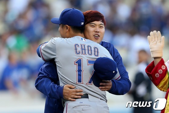 메이저리거 시절 경기장에서 만나 포옹하는 추신수와 류현진. © AFP=뉴스1