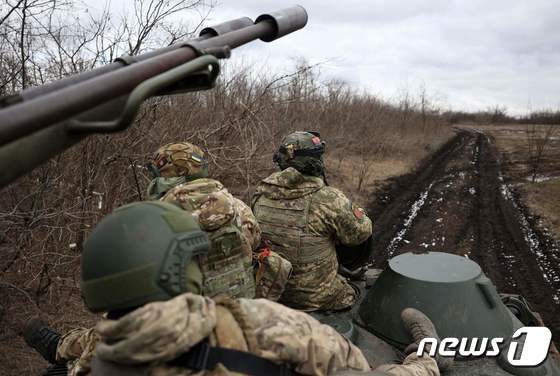 러시아의 우크라이나 침공 2주년을 사흘 앞둔 20일(현지시간) 우크라이나 동부 도네츠크주에서 우크라이나군 제93 기계화여단 '홀로드니야르' 소속 대공포병들이 전투차량을 타고 지난해 5월 러시아군이 점령한 도네츠크의 도시 바흐무트를 향해 이동하고 있다. 2024.2.20. © AFP=뉴스1 © News1 김성식 기자