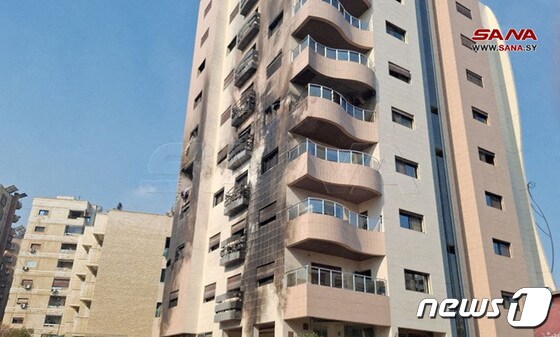 이스라엘군이 21일(현지시간) 시리아의 수도 다마스쿠스 남서부 카프르 수사 지역 한 건물에 공습을 가해 주거용 건물 측면이 손상된 모습. 2024.02.21 © 로이터=뉴스1 © News1 정지윤 기자