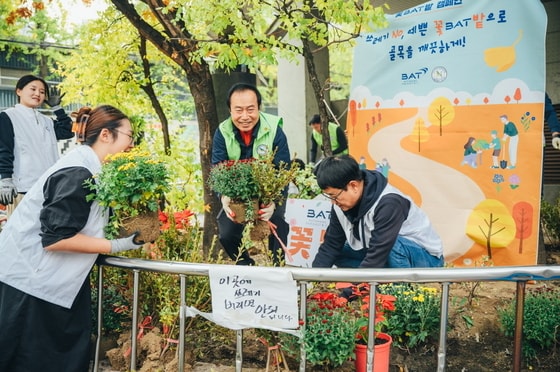 BAT로스만스 임직원 및 자연보호연맹 서울시협의회 봉사자들이 꽃BAT을 조성하고 있다(BAT로스만스 제공)