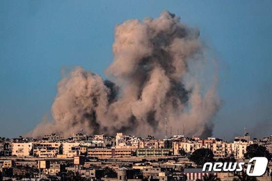 22일(현지시간) 팔레스타인 무장 정파 하마스와 전쟁 중인 이스라엘 군의 포격을 받은 가자 지구의 라파에서 연기가 솟아 오르고 있다. 2024.02.23 © AFP=뉴스1 © News1 우동명 기자