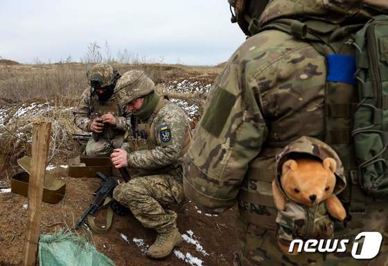 지난 2월 우크라이나 도네츠크 지역 최전방에서 우크라이나 군인들이 훈련 중 총알을 채우는 모습. 2024.02.23. © AFP=뉴스1 © News1 권진영 기자