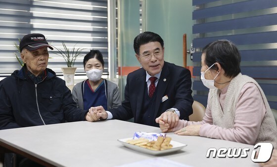 이응우 계룡시장이 박희남 독립유공자 유족 박상배 씨(맨 왼쪽) 가족을 위문하고 있다. (계룡시 제공) /뉴스1  