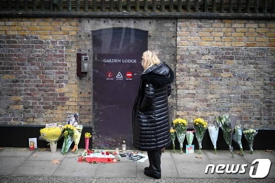 록의 전설 프레디 머큐리가 생전에 거주하던 런던 서부 켄싱턴의 저택 '가든 로지' 앞에 그의 죽음을 추모하는 꽃이 놓여 있다. 2021.11.24 © AFP=뉴스1 © News1 강민경 기자
