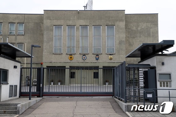 북한 평양의 독일과 영국, 스웨덴 대사관과 프랑스 연락사무소가 입주하고 있는 건물. © 로이터=뉴스1 © News1 김예슬 기자