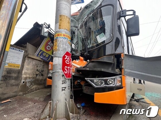29일 오전 9시10분께 전북 군산시 서수면의 한 도로에서 시내버스가 도로 이정표를 들이받는 사고가 발생했다.(독자제공)2024.2.29/뉴스1