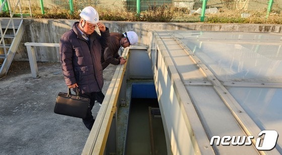 지난해 11월 한강유역환경청 기술자문위원회가 서울 탄천 물재생센터의 시설을 점검하고 있다.(한강청 제공)
