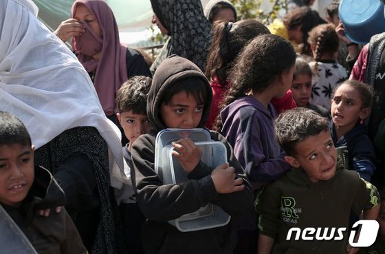 28일(현지시간) 가자지구 남부 라파에서 아이들이 식량을 배급받기 위해 기다리고 있다. 2024.02.28 © AFP=뉴스1 © News1 정지윤 기자