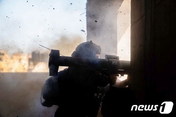 29일(현지시간) 가자지구에서 한 이스라엘군이 무기를 발포하고 있다. 2024.02.29/ © AFP=뉴스1 © News1 권진영 기자