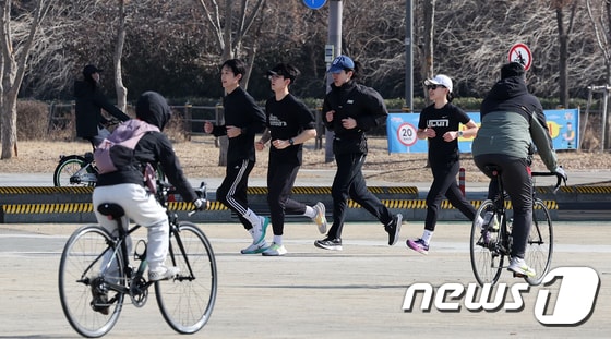 서울 반포 한강공원에서 시민들이 자전거를 타며 여유를 즐기고 있다. 2024.2.4/뉴스1 © News1 김진환 기자