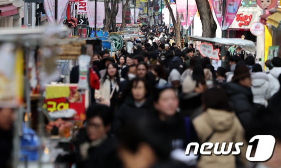 서울 중구 명동거리가 시민들과 외국인 관광객들로 북적이고 있다. 2024.2.4/뉴스1 © News1 김진환 기자