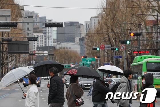 서울을 비롯한 전국이 대체로 흐리고 비 또는 눈이 내릴 것으로 예보된 5일 오전 서울 종로구 지하철 4호선 혜화역 일대에서 우산을 쓴 시민들이 가는 빗발 아래 걸음을 재촉하고 있다. 2024.2.5/뉴스1 © News1 민경석 기자