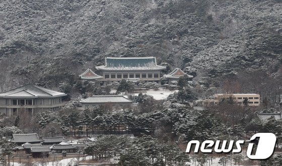 6일 오전 청와대과 북악산이 지난밤 내린 눈으로 멋진 설경을 연출하고 있다. 2024.2.6/뉴스1 © News1 박지혜 기자