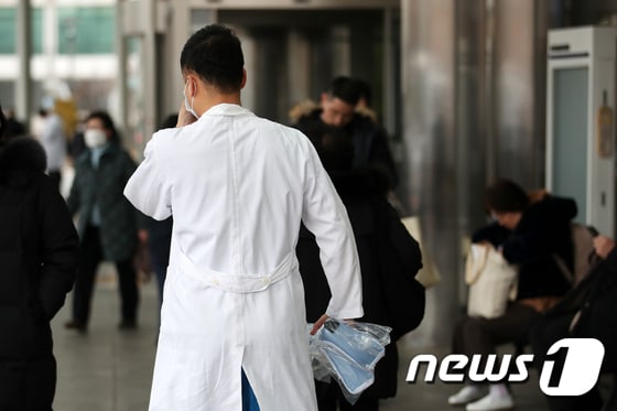 6일 서울의 한 대학병원에서 의료진이 발걸음을 옮기고 있다. 2024.2.6/뉴스1 © News1 이승배 기자