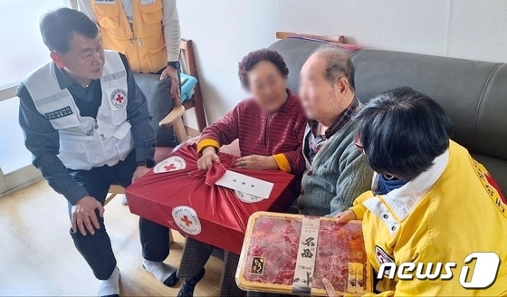 대전세종적십자 관계자들이 이산가족을 위로 방문하고 있다. (대전세종적십자 제공)/뉴스1