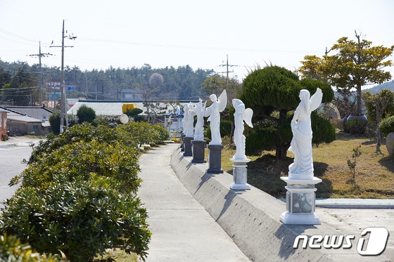 전남 신안군 하의도 야외 조각 미술관에 설치된 천사 조각작품 모습. (신안군 제공) 2024.2.8/뉴스1 