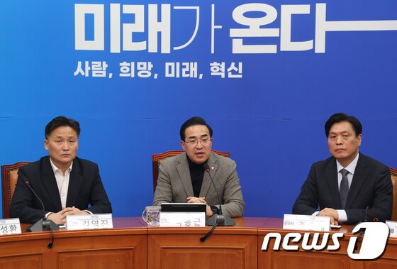 취재진과 간담회 하는 박홍근 민주연합추진단장