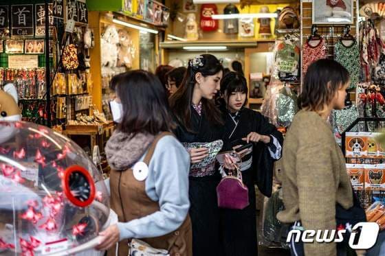 일본 현지에서 쇼핑하는 관광객들의 모습© AFP=뉴스1