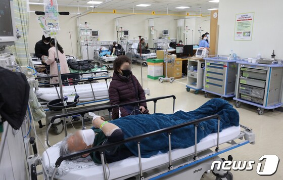 1일 오전 서울 송파구 중앙보훈병원 응급실에서 환자들이 치료를 받고 있다. (공동취재) 2024.3.1/뉴스1 © News1 박정호 기자
