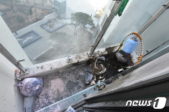 9일 오전 9시23분쯤 서울 송파구 거여동 한 아파트 외부 발코니에서 화재가 발생했다. / 송파소방서 제공