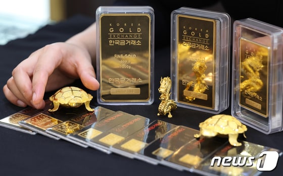 서울 종로구 한국금거래소에서 직원이 금을 정리하고 있다.  2024.3.11/뉴스1 © News1 김민지 기자