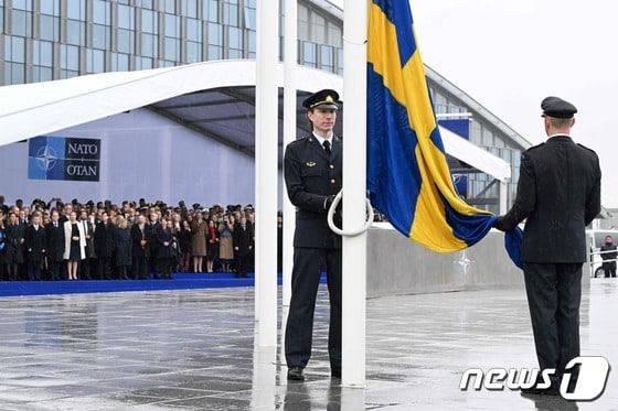 11일(현지시간) 벨기에 브뤼셀에 위치한 북대서양조약기구(NATO·나토) 본부 건물에서 32번째 회원국이 된 스웨덴의 국기가 게양되고 있다. 2024.3.11 © AFP=뉴스1 © News1 강민경 기자