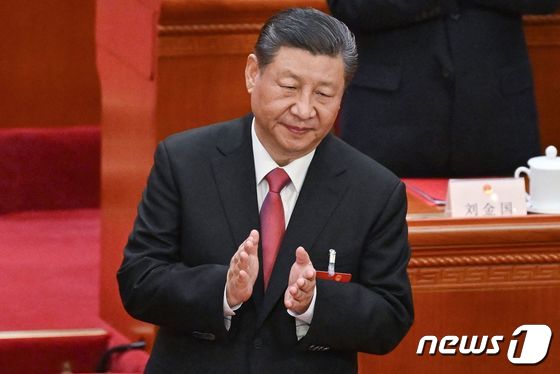 시진핑 중국 국가주석이 11일 (현지시간) 베이징 인민대회당에서 열린 전국인민대표대회(전인대) 폐막식을 마치고 박수를 치고 있다. 2024. 3. 12 © AFP=뉴스1 © News1 우동명 기자